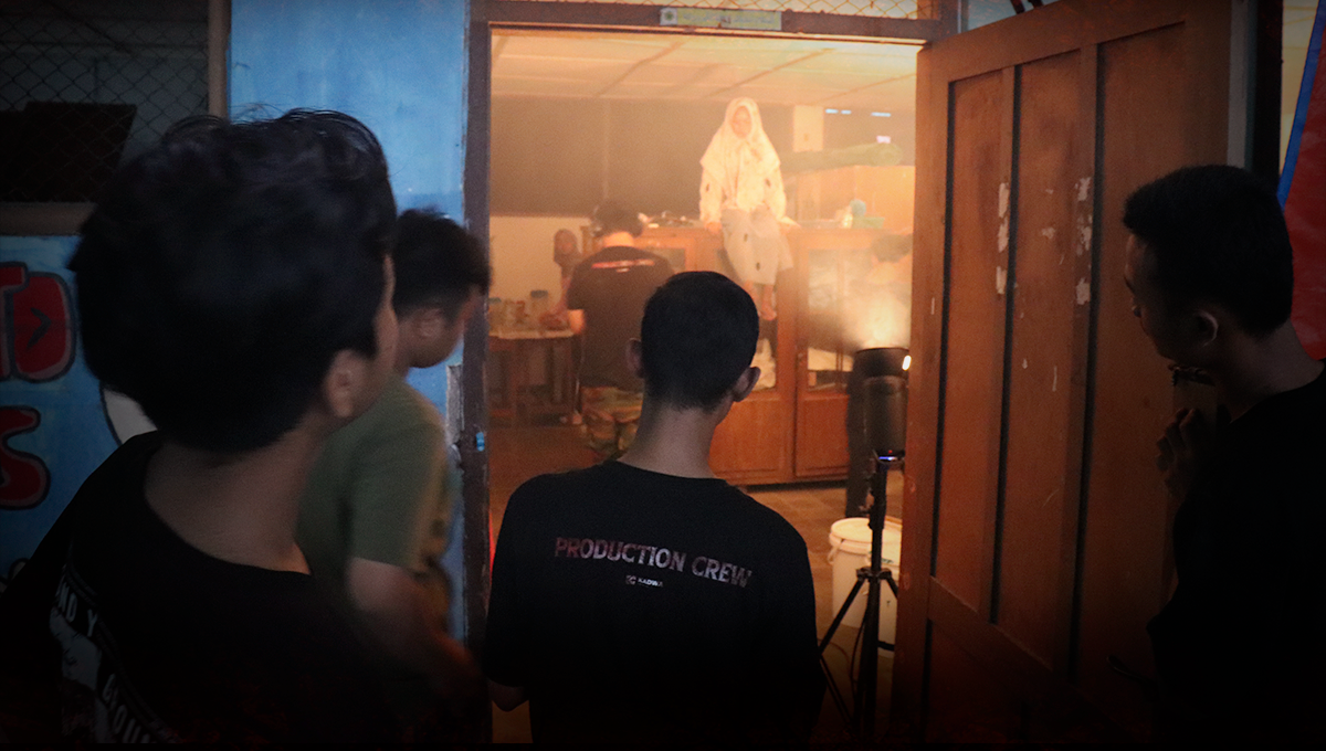 Siswa jurusan Desain Komunikasi Visual (DKV) SMK Mudaba sedang praktik desain grafis menggunakan komputer, dengan suasana kelas kreatif dan penuh semangat belajar