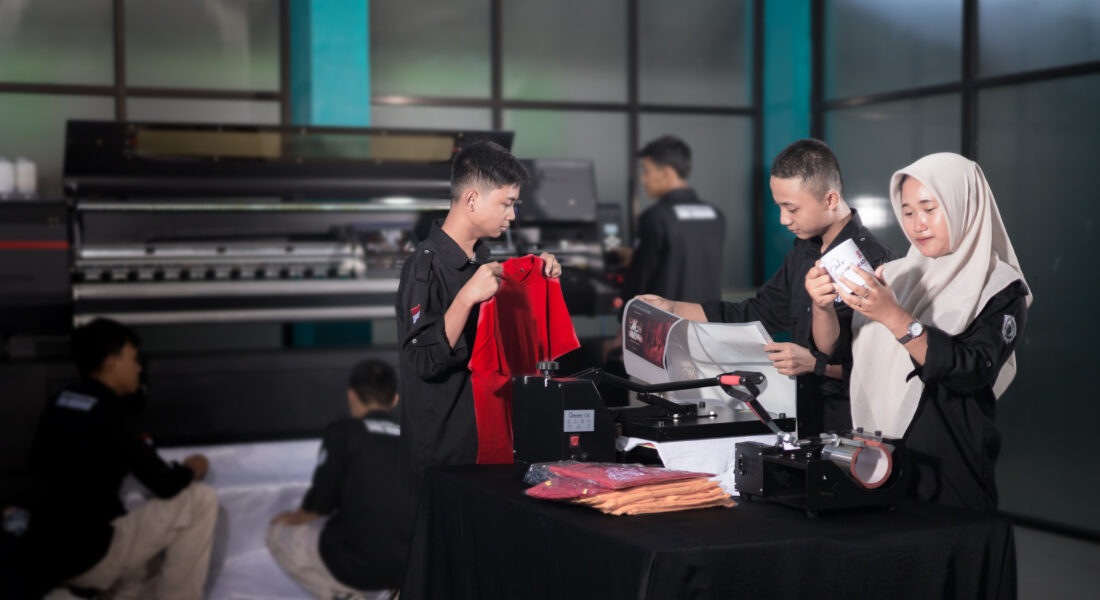 Siswa jurusan Desain Komunikasi Visual (DKV) SMK Mudaba sedang praktik desain grafis menggunakan komputer, dengan suasana kelas kreatif dan penuh semangat belajar