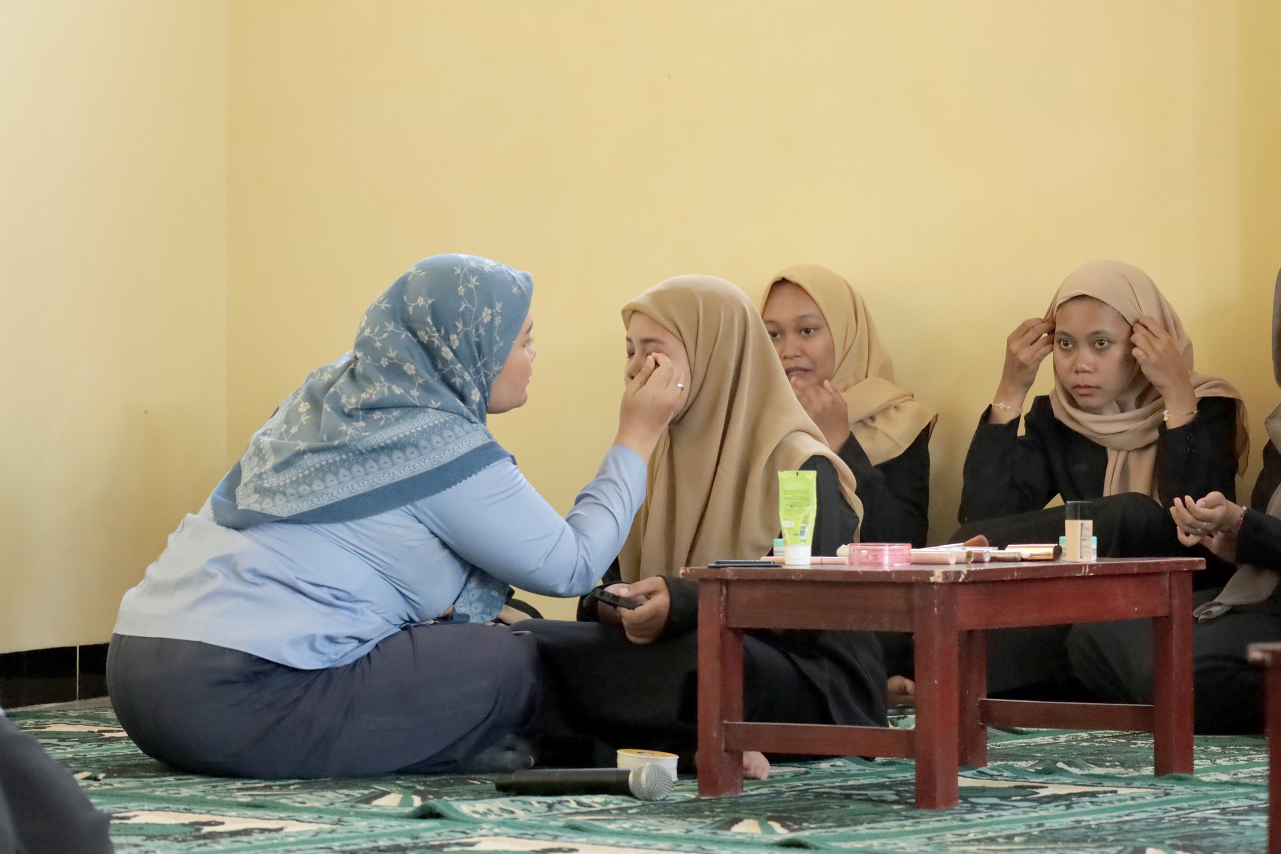 Suasana Grooming Class siswa jurusan MPLB dan Pemasaran SMK Muhammadiyah 2 Bantul pada 26 Agustus 2025, bersama narasumber Ganis Retno Dewanti, S.Pd.Gr yang memberikan materi penampilan profesional, didampingi mahasiswa PK UNY 2025. Siswa tampak antusias mengikuti sesi praktik dan diskusi di aula sekolah