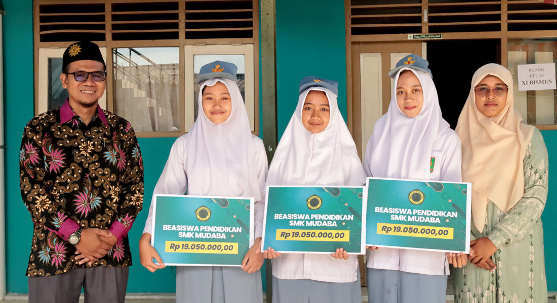 Penyerahan secara simbolis beasiswa pendidikan SMK Muhammadiyah 2 bantul