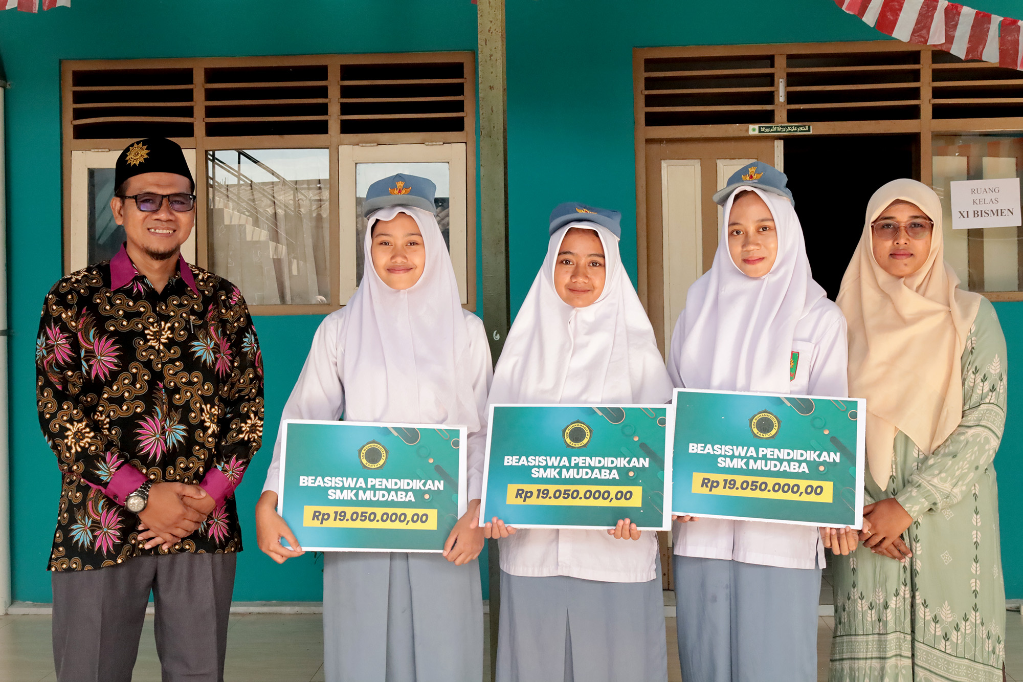 Penyerahan secara simbolis beasiswa pendidikan SMK Muhammadiyah 2 bantul
