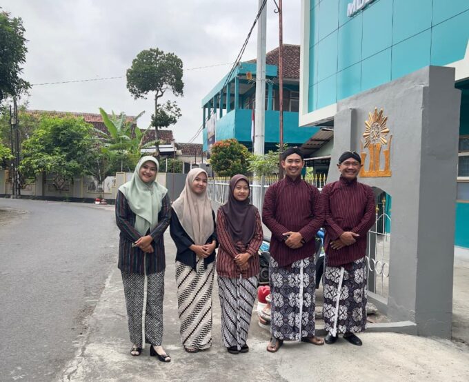 Berbusana Adat di Kamis Pon: Wujud Cinta Budaya dan Identitas Jawa di SMK Muhammadiyah 2 Bantul Berbusana Adat di Kamis Pon: Wujud Cinta Budaya dan Identitas Jawa di SMK Muhammadiyah 2 Bantul