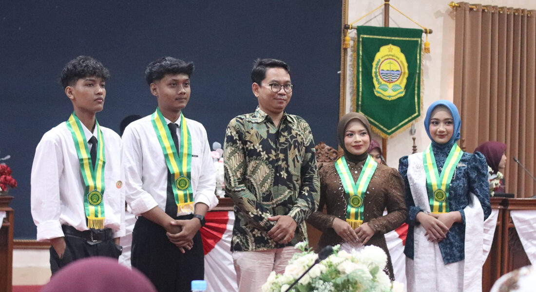 Empat lulusan terbaik SMK Muhammadiyah 2 Bantul menerima beasiswa penuh dari Universitas Teknologi Digital Indonesia pada acara Pelepasan Siswa Kelas XII Tahun Pelajaran 2025/2026 di Gedung DPRD Kabupaten Bantul.