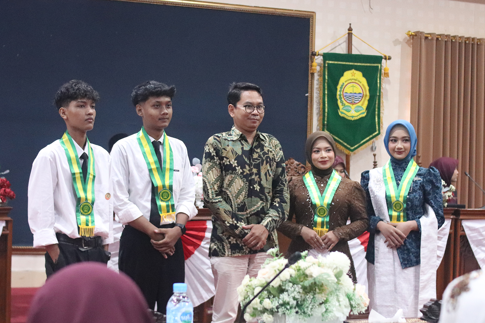 Empat lulusan terbaik SMK Muhammadiyah 2 Bantul menerima beasiswa penuh dari Universitas Teknologi Digital Indonesia pada acara Pelepasan Siswa Kelas XII Tahun Pelajaran 2025/2026 di Gedung DPRD Kabupaten Bantul.