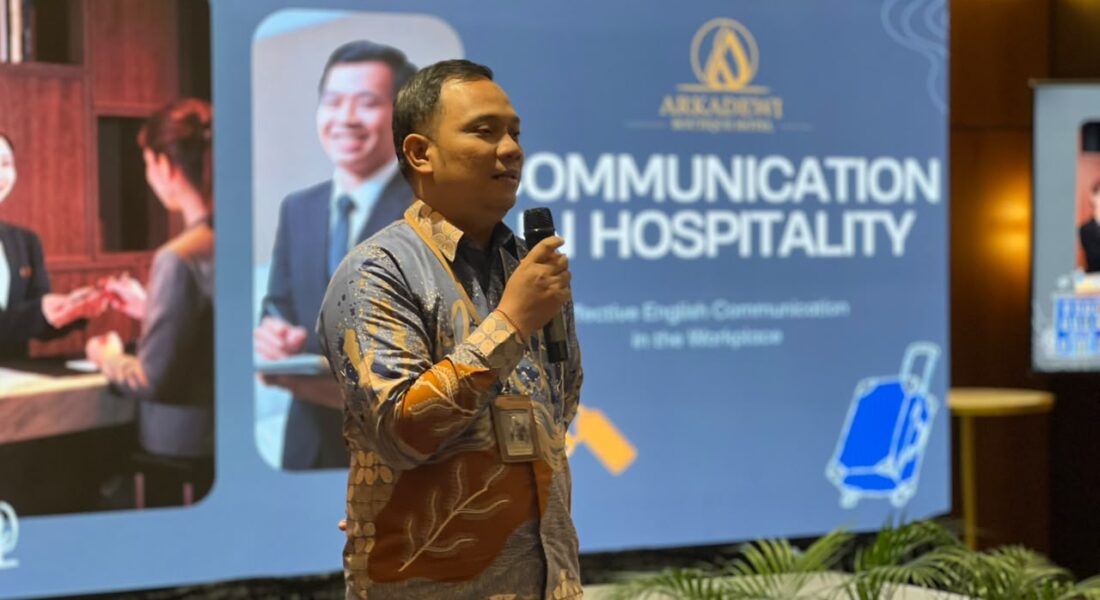 Guru tamu arkadewi boutique hotel memberikan materi kepada murid SMK Muhammadiyah 2 Bantul