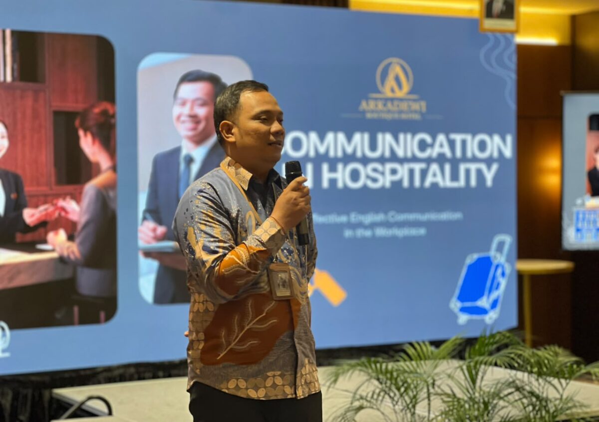 Guru tamu arkadewi boutique hotel memberikan materi kepada murid SMK Muhammadiyah 2 Bantul