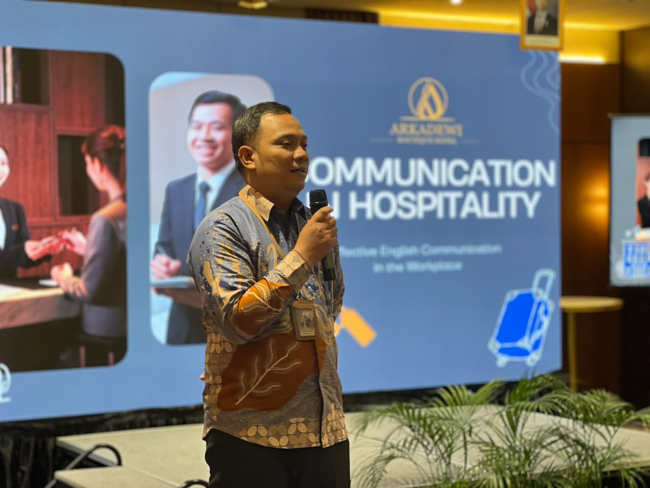 Guru tamu arkadewi boutique hotel memberikan materi kepada murid SMK Muhammadiyah 2 Bantul
