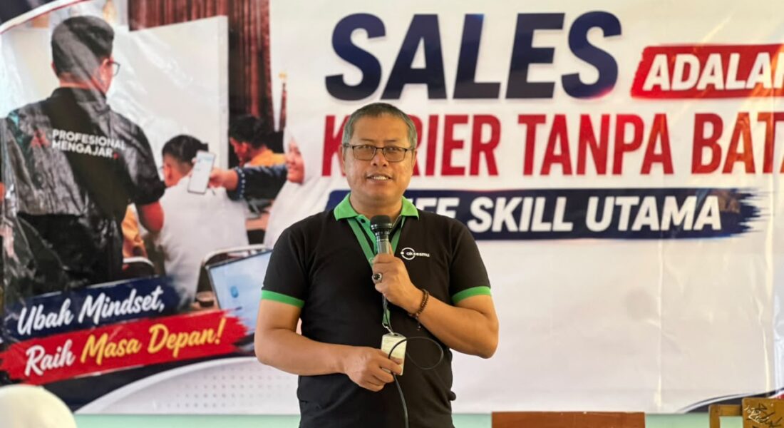 Indarto, guru tamu dari PT Sumber Trijaya Lestari (AKSESMU) dalam kegiatan Profesional Mengajar bersama AGMARI