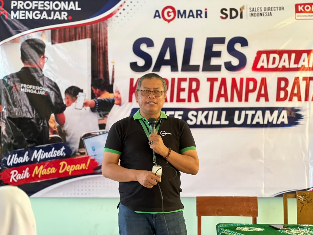 Indarto, guru tamu dari PT Sumber Trijaya Lestari (AKSESMU) dalam kegiatan Profesional Mengajar bersama AGMARI